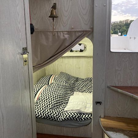Bateau-Gite Sur Le Halage De La Mayenne L'Huisserie Exteriör bild
